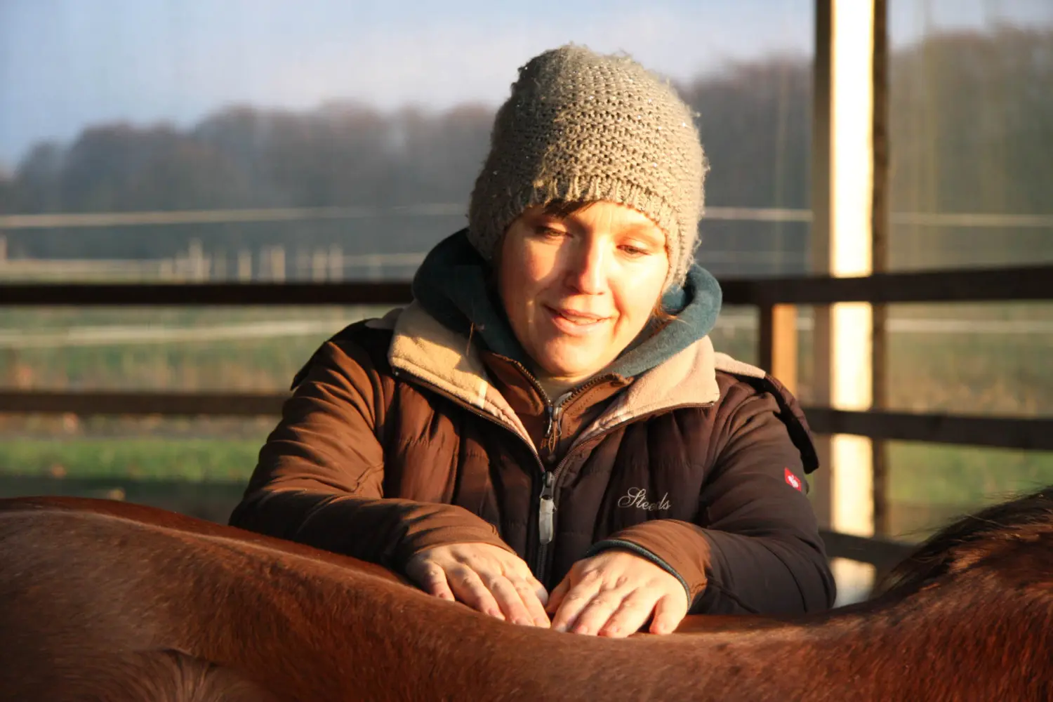 Frau mit Pferd Jana Vagedes Osteopathie & Physiotherapie für Pferde